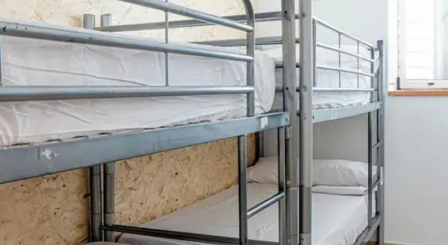 Кровать в общем номере Albergue Las Salinas