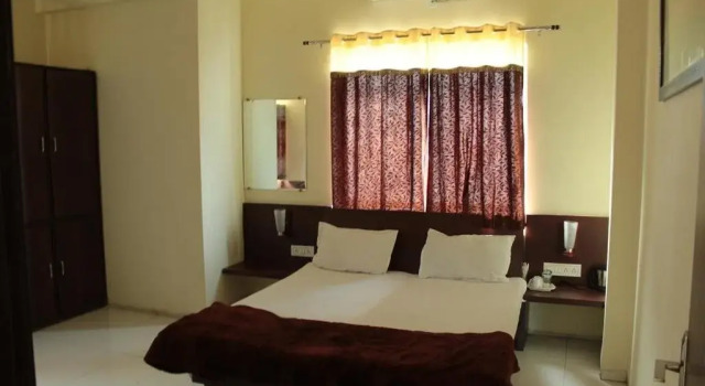 Hotel Om by FabHotels, Забронировать Отель Джей-Нагар Индаур