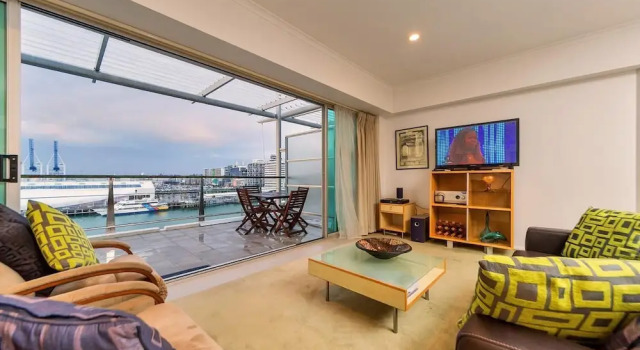 QV Absolute Waterfront Apartment - 379, Забронировать Апартаменты/квартира Отели Окленда с парковкой, рядом с Причал Queens Wharf, Парковка