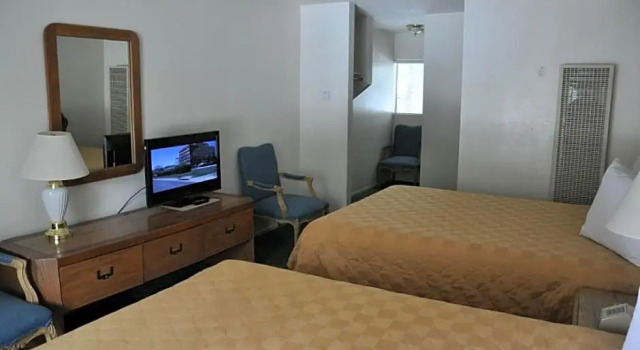 Четырёхместный люкс Cedar Inn & Suites