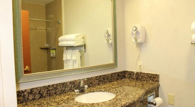 Люкс Holiday Inn Express Hotel & Suites Tucson Mall by IHG