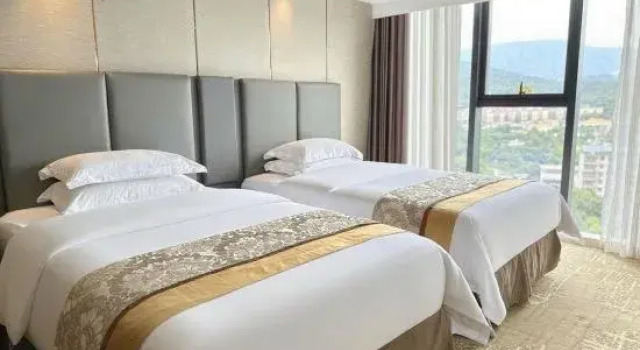 Трёхместный семейный люкс Deluxe Freeland Jinglun Hotel