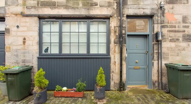 Prestigious Location - Quintessential Mews House, Забронировать Отель Бротон Эдинбург, рядом с Scottish Poetry Library