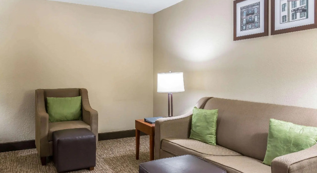 Четырёхместный люкс Comfort Inn Savannah Midtown