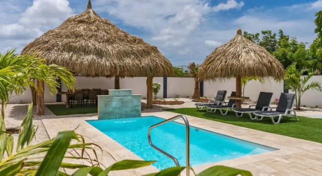 Brand new luxury bungalow - large garden with pool