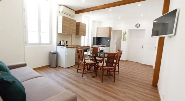 Central 1 Bedroom with Balcony, Забронировать Отель Канны Приморские Альпы, рядом с Продуктовый рынок Forville Provencal