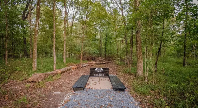 "The Barndo" 4BR Luxury Cabin, Hot Tub, Fire Pit, Bunks, Arcades, Playhouse!, Book Feriehus Villaer i Hochatown, Villa