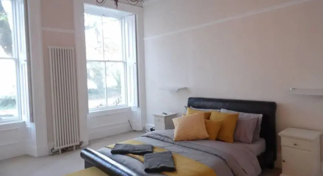 Spacious and Quiet Flat in the Heart of Finnieston, Забронировать Отель Отели Glasgow & The Clyde Valley с парковкой, Парковка