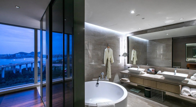 Двухместный номер Standard HUALUXE Xiamen Haicang Habour View