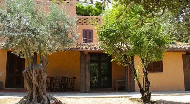 Tenuta Conte Ruggero, Book Hotel Brivadi 