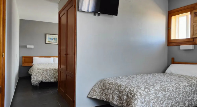 Четырёхместный номер Economy Hotel Puerta de Javalambre