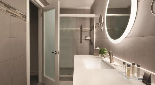 Двухместный люкс с 2 комнатами Martinique New York on Broadway, Curio Collection by Hilton
