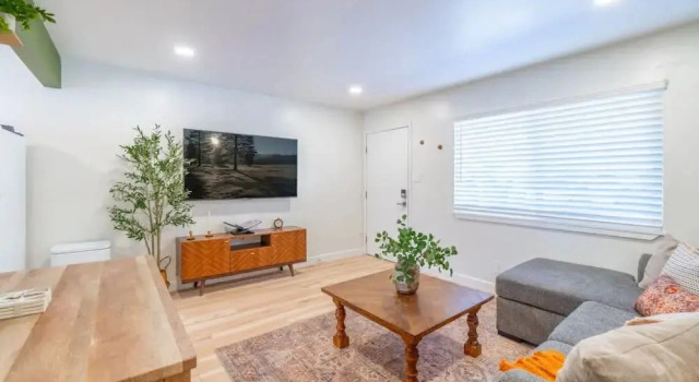 Luxe Loft - UNR Pet Friendly, Забронировать Дом для отпуска Коттеджи Рино, рядом с Национальный стадион боулинга, Коттедж
