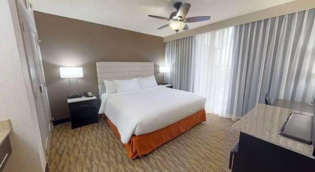 Двухместный люкс Presidential с 2 комнатами Embassy Suites by Hilton Oklahoma City Will Rogers Airport