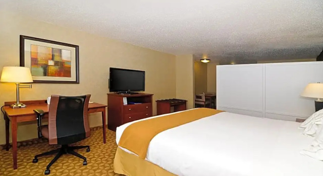 Четырёхместный люкс Holiday Inn Express Hotel & Suites Fort Atkinson by IHG
