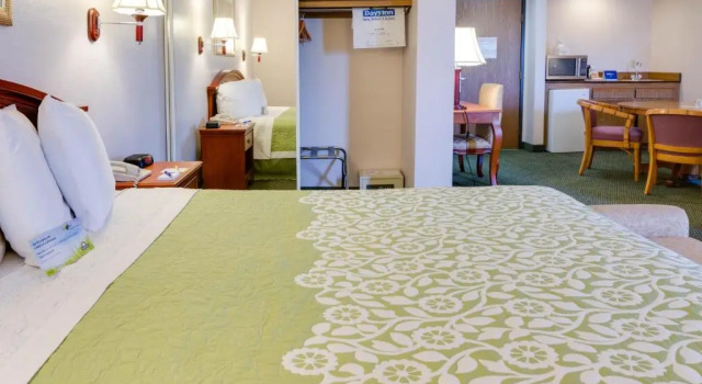 Люкс Days Inn & Suites by Wyndham Fullerton