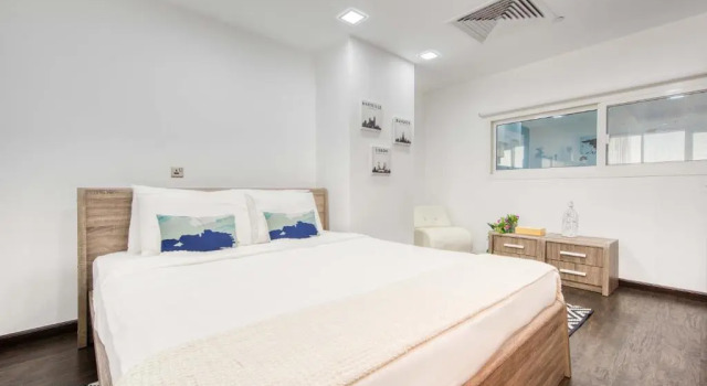 Maison Privee - Spacious Apt on Palm Jumeirah w Sea Views and Premium Facilities Access, Забронировать Апартаменты/квартира Отели Пальмы Джумейра с бассейном, Бассейн
