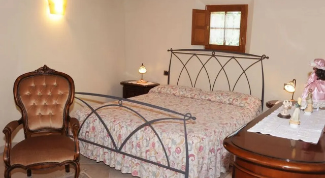 Wonderful private villa for 4 people with WIFI, pool, A/C, TV, terrace and parking, Book Villa Cottages in Crete Senesi, Cottage