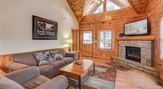 Bear Hyde 3 Bedroom Home with Hot Tub