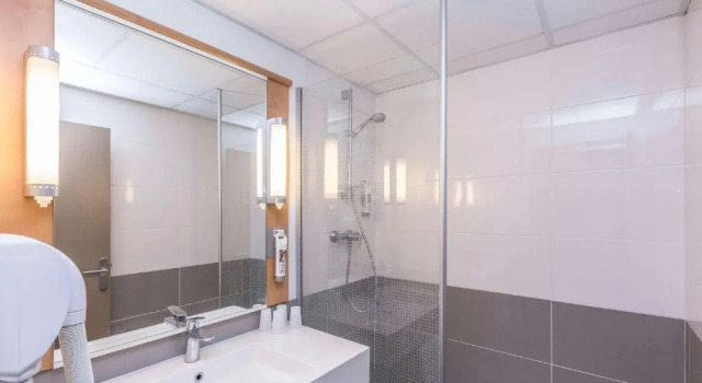 Четырёхместный семейный номер Standard ibis Montélimar Nord