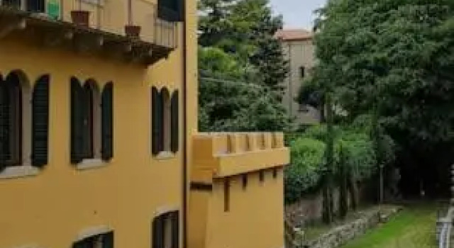 Queen Verona Luxury Apartment, Забронировать Апартаменты/квартира Отели Вероны с парковкой, рядом с Филармонический театр Вероны, Парковка