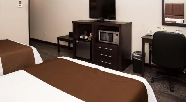 Четырёхместный номер Standard с балконом Best Western PLUS Monterrey Airport