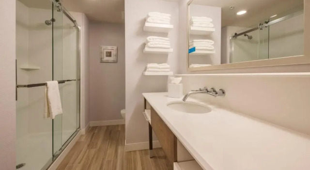 Четырёхместный номер Executive Hampton Inn & Suites Seattle/Redmond Wa