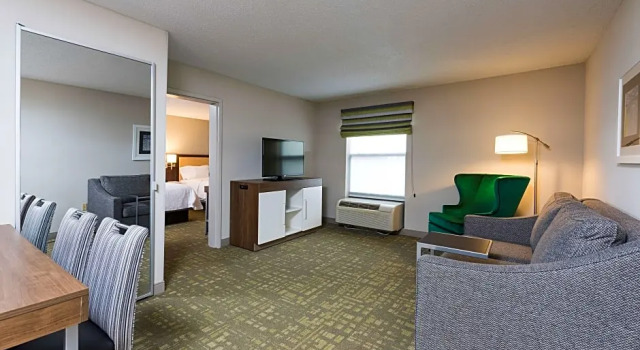 Четырёхместный люкс c 1 комнатой Hampton Inn & Suites East Lansing