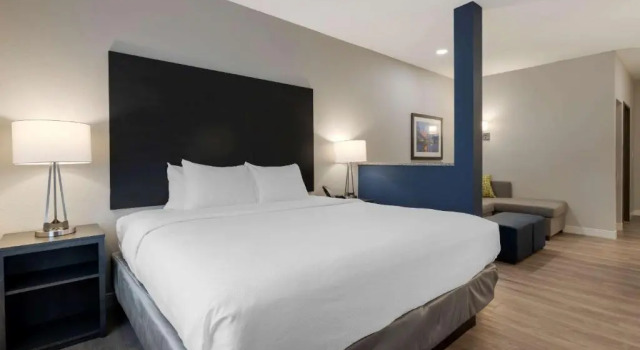 Номер Standard Comfort Suites Cincinnati University - Downtown