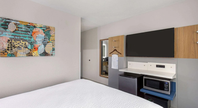 Люкс Microtel Inn & Suites by Wyndham Manchester - Newly Renovated