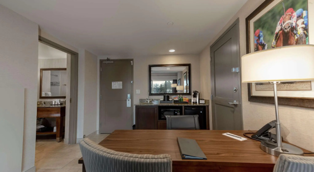 Двухместный люкс с 2 комнатами Embassy Suites Saratoga Springs