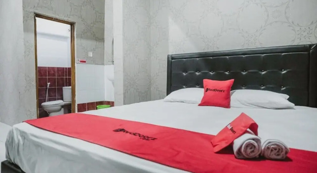 RedDoorz @ Jalan Monjali, Book Hotel Baturetno 