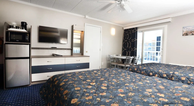 Номер Standard c 1 комнатой с балконом Adventurer Oceanfront Inn