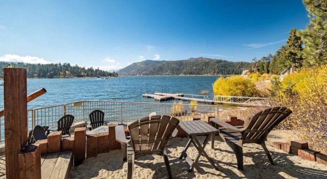 Water's Edge Estate by Avantstay Large Lakefront Cabin w/ Dock and Hot Tub