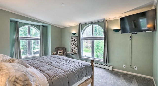 Апартаменты Spacious Breck Gem w/ Hot Tub: Walk to Ski Shuttle