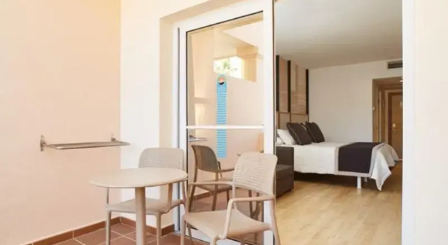 Двухместный номер Standard с балконом и с видом на бассейн Invisa Hotel Club Cala Blanca