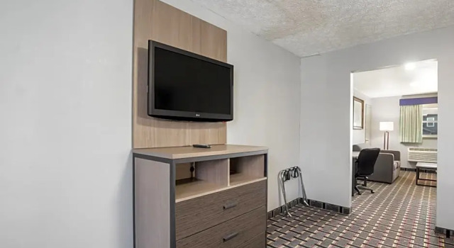 Люкс Deluxe Knights Inn and Suites Salem