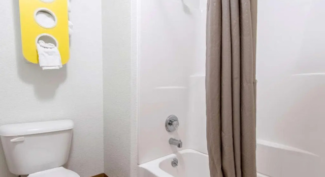 Четырёхместный номер Deluxe Motel 6 Bakersfield