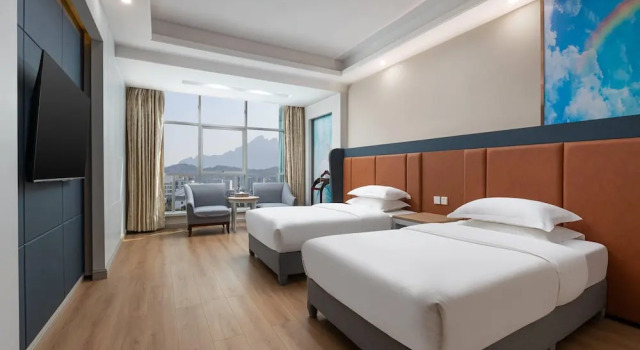 Четырёхместный люкс с видом на горы Ramada by Wyndham Zhangjiajie Tianmen Mountain
