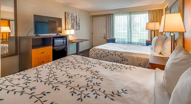 Четырёхместный номер Standard с балконом Americinn by Wyndham Birch Run - Frankenmuth
