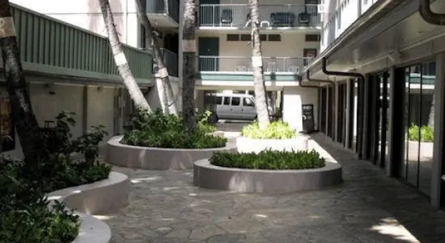 Кровать в общем номере Kuhio Banyan Hotel