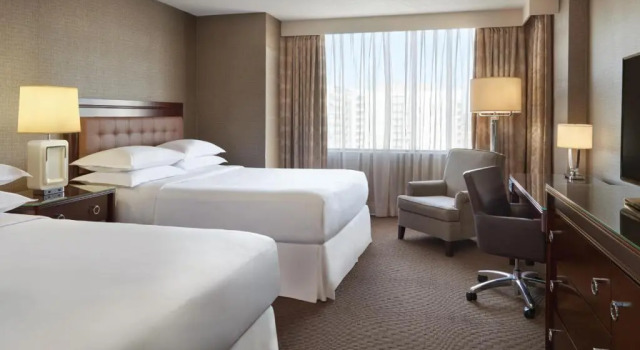 Четырёхместный клубный номер Standard Sheraton Parkway Toronto North Hotel & Suites