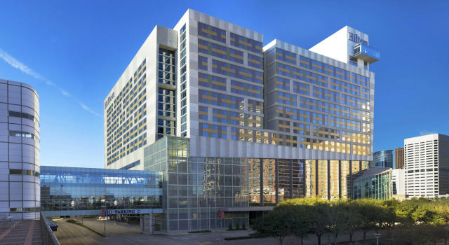 Hilton Americas - Houston, Забронировать Отель Хьюстон - центр города Хьюстон, рядом с Станция хьюстонского скоростного трамвая "Белл"