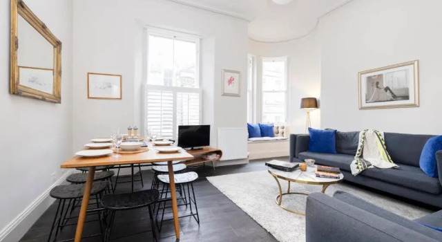 ALTIDO Sophisticated and Bright 4BR apt near Edinburgh Castle, Забронировать Отель Старый город Эдинбург, рядом с Национальный музей Шотландии
