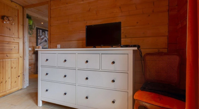 Beautiful Holiday Home in Le Cheylard with Fireplace, Prenota Appartamento Hotel a Alvernia con parcheggio, Parcheggio