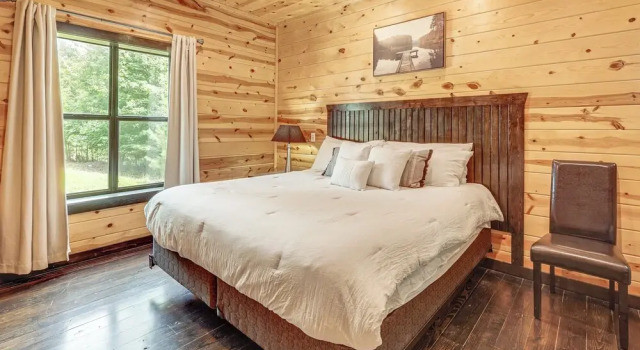 Cabin w/ Hot Tub & Deck: 5 Mi to Broken Bow Lake, Rezerwuj Dom wakacyjny Hochatown Oklahoma