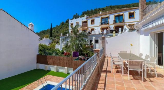 4 BR house in Benahavis Centre, Costa del Sol, Забронировать Отель Бенаавис Коста-дель-Соль, рядом с ImagiArte