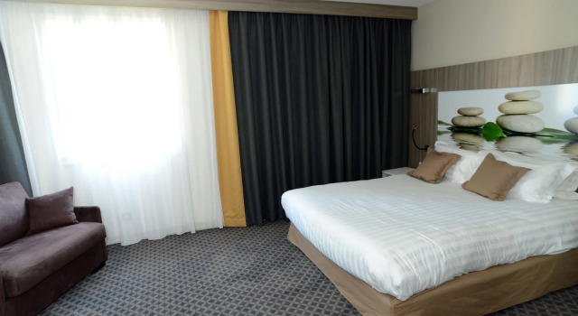 Logis Hôtel Le Parc de Geoffroy, Rezerwuj Hotel Hotele w Puy-de-Dôme z basenem, Basen