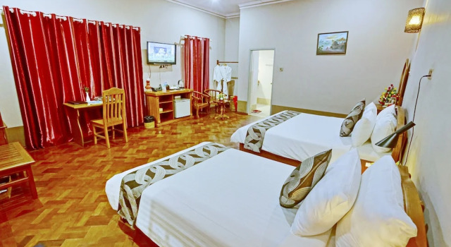 Трёхместный номер Standard с балконом Triumph Hotel