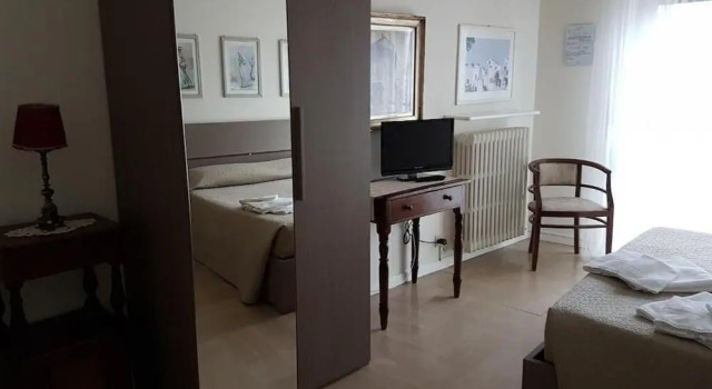Bed & Breakfast Ai Due Vecchi Ulivi, Book Hotel Hoteller i Garlate med parkering, Parkering